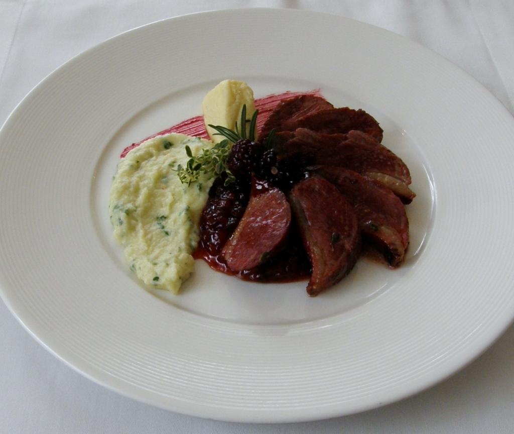 Filet z gęsi z sosem jeżynowym, chutneyem śliwkowym, polentą i puree z pietruszki z delikatnym posmakiem pieczonego czosnku