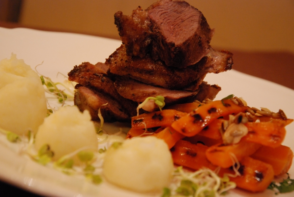 Plastry gęsi z sosem gruszkowym i grillowaną marchewką