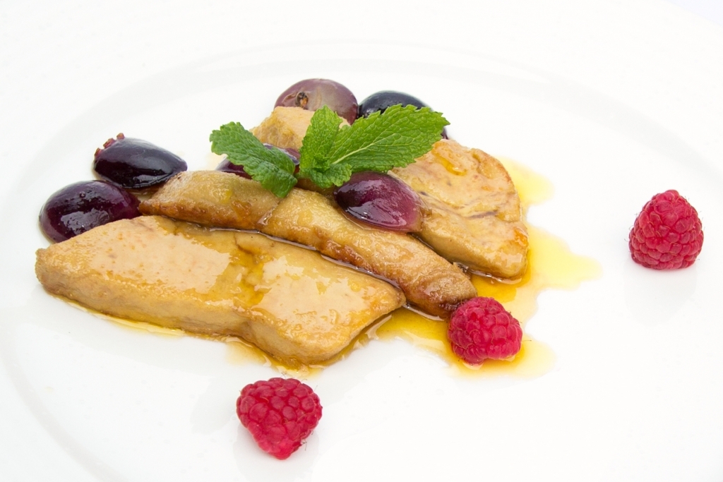 Foie gras –  plasterki gęsiej wątróbki z owocowym sosem podlanym koniakiem