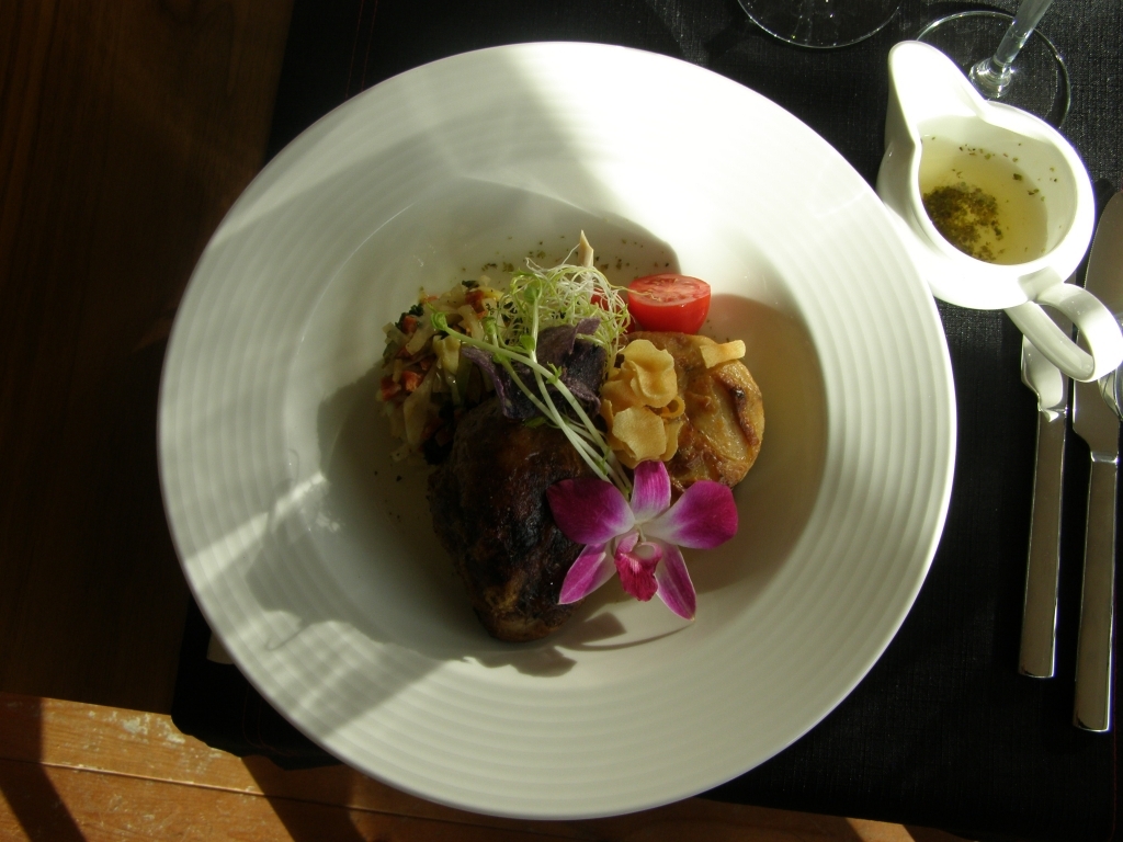UDKO Z GĘSI CONFIT Z PIKANTNYM CHORIZO, BIAŁĄ KAPUSTĄ ORAZ JARMUŻEM Z ZIEMNIAKAMI DAUPHINOISE GRATIN ZAPIEKANYMI Z BOROWIKAMI I SEREM MANCHEGO
