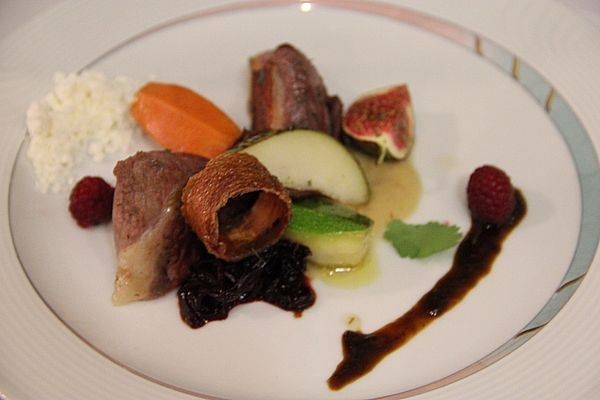 Pierś z młodej gęsi sous vide, mus z gruszek ,sałatką z buraczków, borówki ,kurka, figa, chrupiącą gęsią skórą