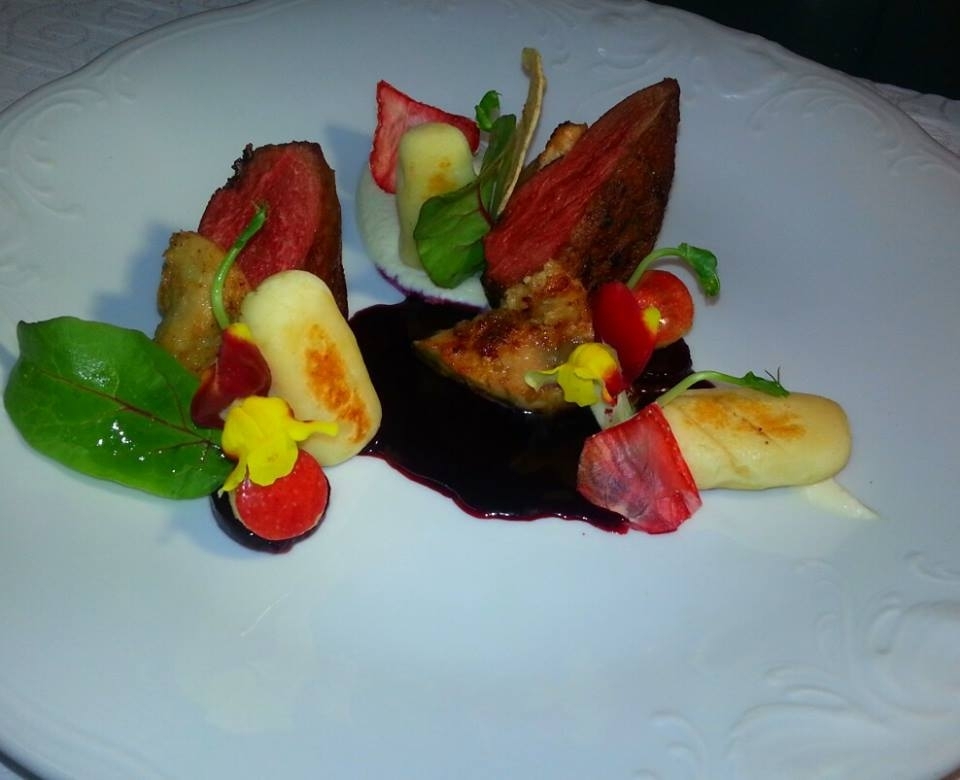 Pierś z gęsi Białej Kołudzkiej z kluseczkami ziemniaczanymi, foie gras oraz sosem z kaczej krwi, soku z jabłek i czekolady