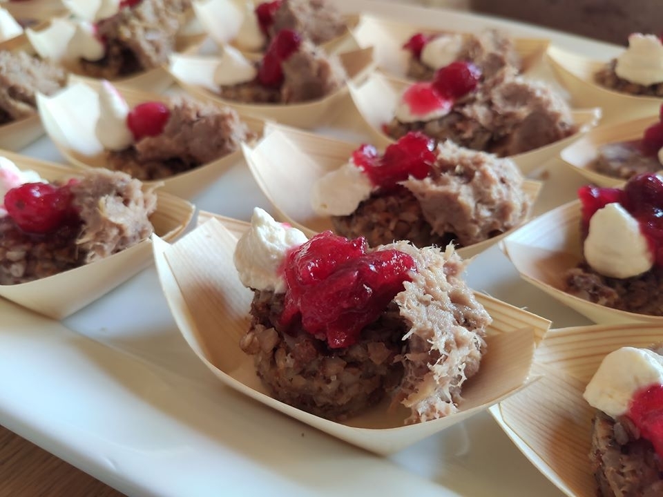 Agata Wojda –  Rillettes z gęsich udek z żurawiną imbirową i musem chrzanowym na gryczanym placuszku