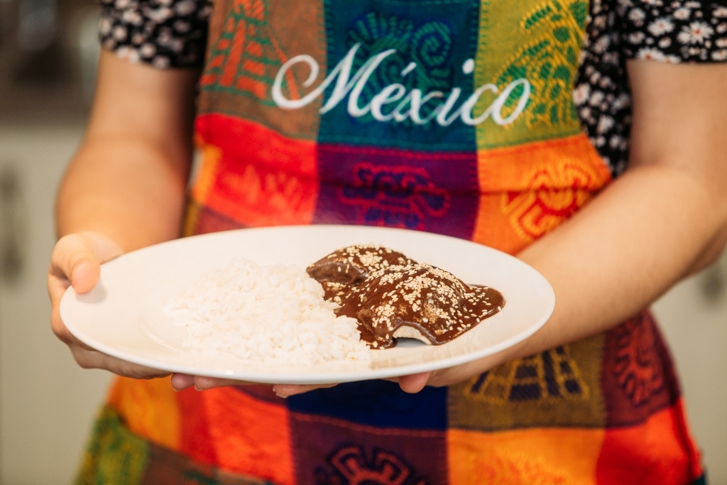 MARLENA CICHOCKA – GĘSINA W SOSIE MOLE POBLANO ( CHILLI+ CZEKOLADA) PODAWANE Z RYŻEM, POSYPANE SEZAMEM