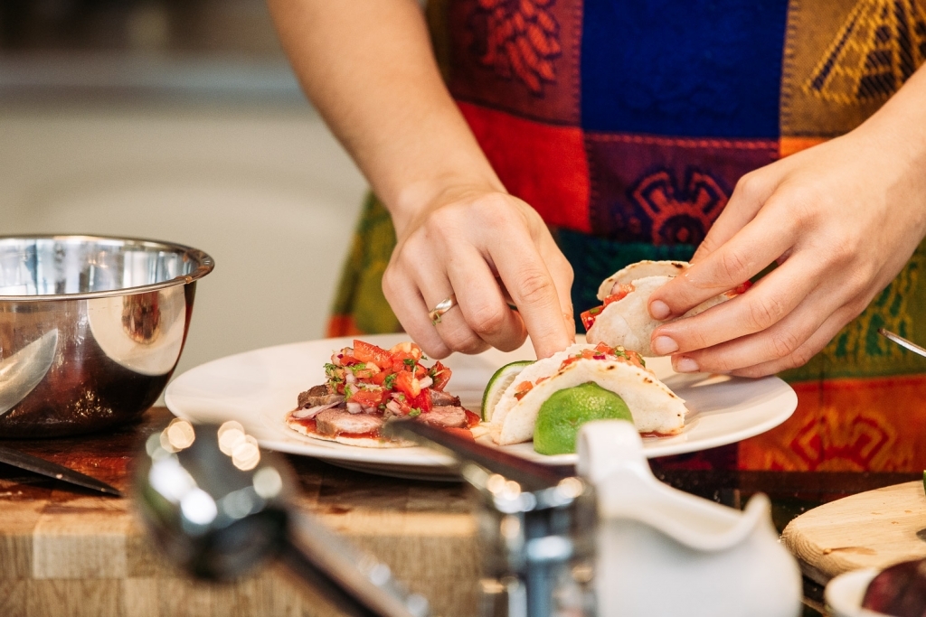 MARLENA CICHOCKA – TACOS Z GĘSINĄ DUSZONĄ W SOSIE SMOKED CHIPOTLE Z SALSĄ PICO DE GALLO (EWENTUALNIE Z MARYNOWANĄ CEBULKĄ W HABANERO I CYTRUSACH)