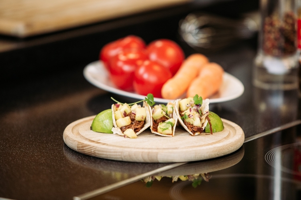 MARLENA CICHOCKA – TACOS Z WOLNOGOTOWANĄ GĘSINĄ W SOSIE ACHIOTE Z SALSĄ MANGO